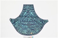 藏品(淺藍色滿繡牡丹紋下端寬形肚兜)的圖片