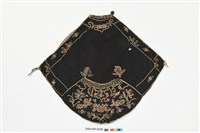 藏品(黑地彩繡富貴吉祥紋菱形肚兜)的圖片