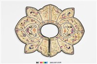 藏品(白棉地桃形彩繡披肩)的圖片