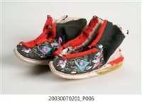 藏品(黑地繡花高跟弓鞋)的圖片