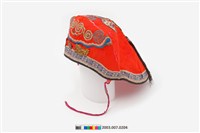 藏品(大紅地盤金繡鑲雙龍戲珠帽花風帽)的圖片