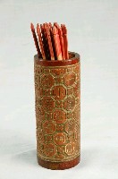藏品(竹製圓形雕花籤筒與籤)的圖片