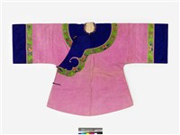 藏品(紫紅緹花絲質大襟鑲緄女衫)的圖片