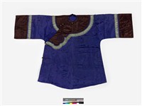 藏品(深藍絲質緹花大襟鑲緄女衫)的圖片