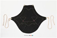 藏品(黑緞地素面下端寬形附綁帶兜)的圖片