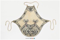 藏品(米米白地彩繡龍鳳紋下端寬形附綁帶肚兜)的圖片