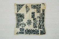 藏品(西拉雅族十字繡花樣方巾)的圖片