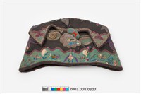 藏品(黑地彩繡狗頭碗帽)的圖片