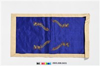 藏品(寶藍綢地繡蔓草石榴紋弓鞋面繡片)的圖片