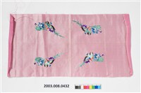 藏品(粉紅綢地繡翠鳥荷花紋弓鞋面繡片)的圖片