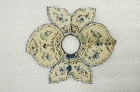 藏品(米色緞桃型龜鹿紋雲肩)的圖片