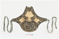 藏品(米米白地彩繡富貴吉祥紋下端寬形附綁帶雙口袋肚兜)的圖片