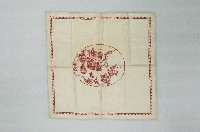 藏品(十字繡紅紋松鼠葡萄白方巾)的圖片