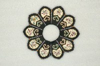 藏品(黑緞地柳葉形彩繡花卉圍涎)的圖片