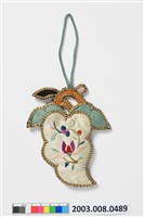 藏品(白地繡花葡萄形香包)的圖片