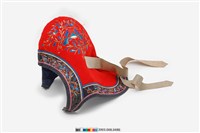 藏品(大紅地盤金彩繡花卉魚鳥紋風帽)的圖片