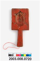 藏品(朱漆長方形四面雕龜桃連錢魚紋帶柄小型粿印)的圖片