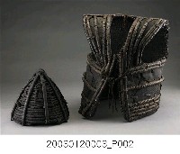 藏品(達悟族男子籐帽及魚皮籐甲)的圖片