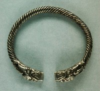 藏品(雙龍造型金屬手鐲)的圖片