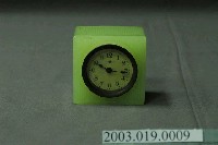 藏品(青白色不透明玻璃方形桌鐘)的圖片