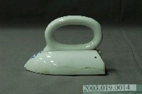 藏品(白色陶瓷熨斗)的圖片