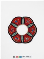 藏品(紅絲緞弧形彩繡圍涎)的圖片