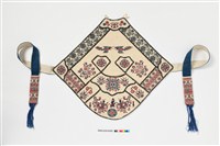 藏品(米米白地彩繡人物紋菱形附綁帶肚兜)的圖片