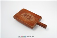 藏品(朱漆長方形三面雕龜桃銀圓連錢紋帶柄粿印)的圖片