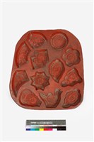 藏品(朱漆長方板單面雕十二花鳥元寶仙翁糕印)的圖片