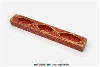 藏品(朱漆長條板單面雕三枚元寶彎錠與蝶形糕印)的圖片