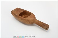 藏品(酒瓶形單面雕方形花草文字紋帶柄餅印)的圖片