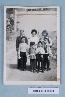 藏品(一群人站立於拱門前合影)的圖片