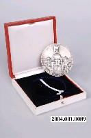 藏品(臺北產業共進會銀牌紀念章與紀念章盒)的圖片