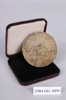 藏品(臺北物產展覽會市尹賞紀念章與紀念章盒)的圖片