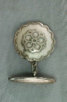 藏品(金屬製圓形花紋新竹神社興建紀念章)的圖片