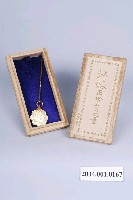 藏品(圓形菊狀金屬製大日本武德會正會員之章及木製收藏盒)的圖片