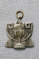 藏品(臺灣日日新報社運動用品部贈優勝紀念徽章)的圖片