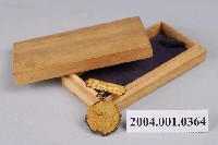 藏品(東勢角公學校三年全勤章)的圖片