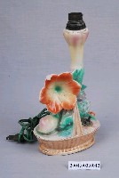 藏品(花籃造型彩瓷檯燈)的圖片