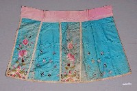 藏品(藍絲質彩繡花卉馬面裙)的圖片