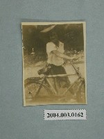 藏品(牽腳踏車的女學生)的圖片