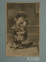 藏品(著和服並抱玩偶的女子)的圖片