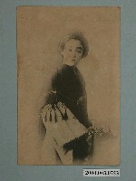 藏品(東京銀坐上方屋製著和服的女子)的圖片