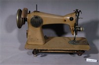 藏品(DE LUXE牌手搖式縫紉機)的圖片