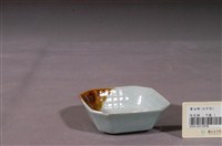 藏品(青瓷醬釉方形碟)的圖片