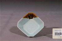 藏品(青瓷醬釉方形碟)的圖片