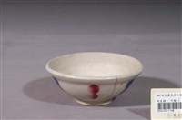 藏品(白釉藍紅倒葫蘆噴繪紋瓷碗)的圖片