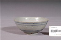 藏品(白釉藍邊彩繪瓷碗)的圖片