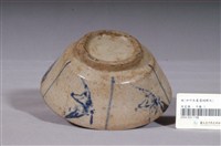 藏品(白釉藍邊蝴蝶印紋瓷碗)的圖片