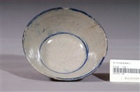 藏品(白釉藍邊蝴蝶印紋瓷碗)的圖片